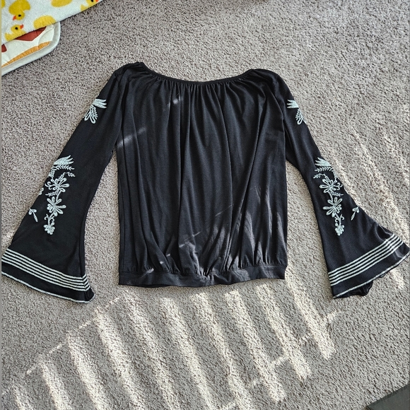 ⭐️4/$10-Black Floral Embroidered Top - Picture 3 of 5